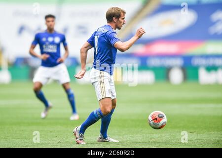 LEICESTER, ANGLETERRE - JUILLET 04 : Marc Albrighton de Leicester City contrôle le ballon lors du match de la Premier League entre Leicester City et Crystal Palace au King Power Stadium le 4 juillet 2020 à Leicester, Royaume-Uni. Les stades de football de toute l'Europe restent vides en raison de la pandémie du coronavirus, car les lois gouvernementales interdisant aux fans de prendre leurs distances à l'intérieur des lieux, ce qui entraîne le jeu de tous les présentoirs derrière des portes fermées. (Photo par MB Media) Banque D'Images