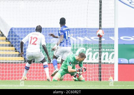 LEICESTER, ANGLETERRE - JUILLET 04 : Kelehi Iheanacho de Leicester City place le ballon sur le net devant Mamadou Sakho de Crystal Palace et le gardien de but de Crystal Palace Vicente Guaita lors du match de Premier League entre Leicester City et Crystal Palace au King Power Stadium le 4 juillet 2020 à Leicester, au Royaume-Uni. Les stades de football de toute l'Europe restent vides en raison de la pandémie du coronavirus, car les lois gouvernementales interdisant aux fans de prendre leurs distances à l'intérieur des lieux, ce qui entraîne le jeu de tous les présentoirs derrière des portes fermées. (Photo par MB Media) Banque D'Images