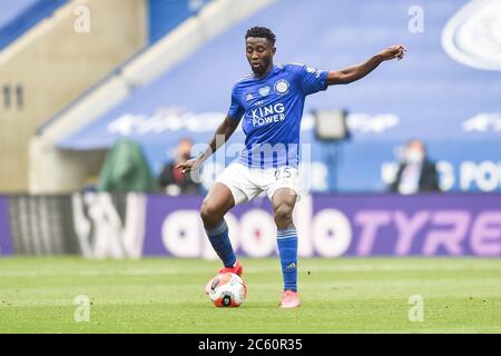 LEICESTER, ANGLETERRE - JUILLET 04 : Wilfred Ndidi de Leicester City contrôle le ballon lors du match de la Premier League entre Leicester City et Crystal Palace au King Power Stadium le 4 juillet 2020 à Leicester, Royaume-Uni. Les stades de football de toute l'Europe restent vides en raison de la pandémie du coronavirus, car les lois gouvernementales interdisant aux fans de prendre leurs distances à l'intérieur des lieux, ce qui entraîne le jeu de tous les présentoirs derrière des portes fermées. (Photo par MB Media) Banque D'Images