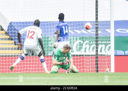 LEICESTER, ANGLETERRE - JUILLET 04 : Kelehi Iheanacho de Leicester City place le ballon sur le net devant Mamadou Sakho de Crystal Palace et le gardien de but de Crystal Palace Vicente Guaita lors du match de Premier League entre Leicester City et Crystal Palace au King Power Stadium le 4 juillet 2020 à Leicester, au Royaume-Uni. Les stades de football de toute l'Europe restent vides en raison de la pandémie du coronavirus, car les lois gouvernementales interdisant aux fans de prendre leurs distances à l'intérieur des lieux, ce qui entraîne le jeu de tous les présentoirs derrière des portes fermées. (Photo par MB Media) Banque D'Images