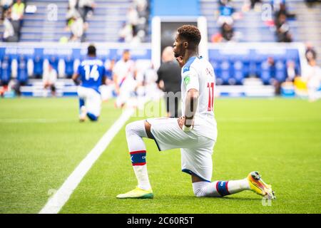 LEICESTER, ANGLETERRE - JUILLET 04 : Wilfried Zaha de Crystal Palace prend le genou avant le match de la Premier League entre Leicester City et Crystal Palace au King Power Stadium le 4 juillet 2020 à Leicester, Royaume-Uni. Les stades de football de toute l'Europe restent vides en raison de la pandémie du coronavirus, car les lois gouvernementales interdisant aux fans de prendre leurs distances à l'intérieur des lieux, ce qui entraîne le jeu de tous les présentoirs derrière des portes fermées. (Photo par MB Media) Banque D'Images