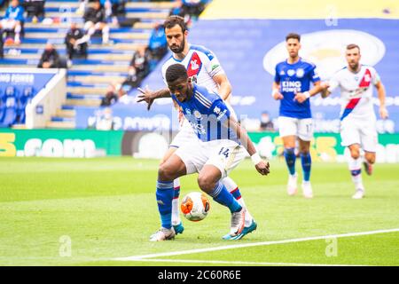 LEICESTER, ANGLETERRE - JUILLET 04 : Kelechi Iheanacho de Leicester City tient le ballon de Luka Millivojevic de Crystal Palace lors du match de la Premier League entre Leicester City et Crystal Palace au King Power Stadium le 4 juillet 2020 à Leicester, Royaume-Uni. Les stades de football de toute l'Europe restent vides en raison de la pandémie du coronavirus, car les lois gouvernementales interdisant aux fans de prendre leurs distances à l'intérieur des lieux, ce qui entraîne le jeu de tous les présentoirs derrière des portes fermées. (Photo par MB Media) Banque D'Images