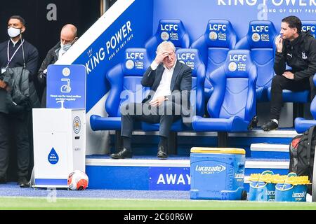 LEICESTER, ANGLETERRE - JUILLET 04 : Roy Hodgson, directeur du Crystal Palace, lors du match de la Premier League entre Leicester City et Crystal Palace au King Power Stadium, le 4 juillet 2020 à Leicester, Royaume-Uni. Les stades de football de toute l'Europe restent vides en raison de la pandémie du coronavirus, car les lois gouvernementales interdisant aux fans de prendre leurs distances à l'intérieur des lieux, ce qui entraîne le jeu de tous les présentoirs derrière des portes fermées. (Photo par MB Media) Banque D'Images