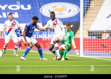 LEICESTER, ANGLETERRE - JUILLET 04 : le gardien de but du Crystal Palace Vicente Guaita fait une économie de Kelechi Iheanacho de Leicester City lors du match de la Premier League entre Leicester City et Crystal Palace au King Power Stadium le 4 juillet 2020 à Leicester, Royaume-Uni. Les stades de football de toute l'Europe restent vides en raison de la pandémie du coronavirus, car les lois gouvernementales interdisant aux fans de prendre leurs distances à l'intérieur des lieux, ce qui entraîne le jeu de tous les présentoirs derrière des portes fermées. (Photo par MB Media) Banque D'Images