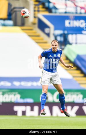 LEICESTER, ANGLETERRE - JUILLET 04 : Jonny Evans de Leicester City avec un header défensif lors du match de Premier League entre Leicester City et Crystal Palace au King Power Stadium le 4 juillet 2020 à Leicester, Royaume-Uni. Les stades de football de toute l'Europe restent vides en raison de la pandémie du coronavirus, car les lois gouvernementales interdisant aux fans de prendre leurs distances à l'intérieur des lieux, ce qui entraîne le jeu de tous les présentoirs derrière des portes fermées. (Photo par MB Media) Banque D'Images