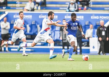 LEICESTER, ANGLETERRE - JUILLET 04 : Kelechi Iheanacho de Leicester City avance sur Luka Milivojevic de Crystal Palace lors du match de la Premier League entre Leicester City et Crystal Palace au King Power Stadium le 4 juillet 2020 à Leicester, Royaume-Uni. Les stades de football de toute l'Europe restent vides en raison de la pandémie du coronavirus, car les lois gouvernementales interdisant aux fans de prendre leurs distances à l'intérieur des lieux, ce qui entraîne le jeu de tous les présentoirs derrière des portes fermées. (Photo par MB Media) Banque D'Images