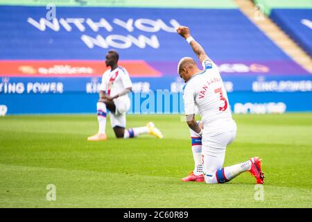 LEICESTER, ANGLETERRE - JUILLET 04 : Patrick van Aanholt de Crystal Palace avant le match de la Premier League entre Leicester City et Crystal Palace au King Power Stadium le 4 juillet 2020 à Leicester, Royaume-Uni. Les stades de football de toute l'Europe restent vides en raison de la pandémie du coronavirus, car les lois gouvernementales interdisant aux fans de prendre leurs distances à l'intérieur des lieux, ce qui entraîne le jeu de tous les présentoirs derrière des portes fermées. (Photo par MB Media) Banque D'Images