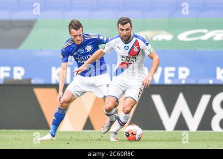 LEICESTER, ANGLETERRE - JUILLET 04 : de Crystal Palace protège le ballon de Jamie Vardy de Leicester City lors du match de Premier League entre Leicester City et Crystal Palace au King Power Stadium le 4 juillet 2020 à Leicester, Royaume-Uni. Les stades de football de toute l'Europe restent vides en raison de la pandémie du coronavirus, car les lois gouvernementales interdisant aux fans de prendre leurs distances à l'intérieur des lieux, ce qui entraîne le jeu de tous les présentoirs derrière des portes fermées. (Photo par MB Media) Banque D'Images