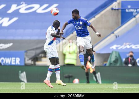 LEICESTER, ANGLETERRE - JUILLET 04 : Kelechi Iheanacho de Leicester City est à l'écart de Cheikhou Kouyate de Crystal Palace lors du match de la Premier League entre Leicester City et Crystal Palace au King Power Stadium le 4 juillet 2020 à Leicester, Royaume-Uni. Les stades de football de toute l'Europe restent vides en raison de la pandémie du coronavirus, car les lois gouvernementales interdisant aux fans de prendre leurs distances à l'intérieur des lieux, ce qui entraîne le jeu de tous les présentoirs derrière des portes fermées. (Photo par MB Media) Banque D'Images