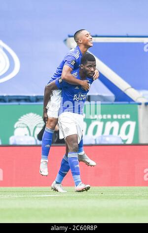 LEICESTER, ANGLETERRE - JUILLET 04 : Youri Tielemans de Leicester City célèbre en sautant sur Kelechi Iheanacho de Leicester City après avoir marqué le premier but lors du match de Premier League entre Leicester City et Crystal Palace au King Power Stadium le 4 juillet 2020 à Leicester, Royaume-Uni. Les stades de football de toute l'Europe restent vides en raison de la pandémie du coronavirus, car les lois gouvernementales interdisant aux fans de prendre leurs distances à l'intérieur des lieux, ce qui entraîne le jeu de tous les présentoirs derrière des portes fermées. (Photo par MB Media) Banque D'Images