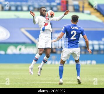 LEICESTER, ANGLETERRE - JUILLET 04 : Christian Benteke de Crystal Palace contrôle le ballon avec sa poitrine devant James Justin de Leicester City lors du match de Premier League entre Leicester City et Crystal Palace au King Power Stadium le 4 juillet 2020 à Leicester, Royaume-Uni. Les stades de football de toute l'Europe restent vides en raison de la pandémie du coronavirus, car les lois gouvernementales interdisant aux fans de prendre leurs distances à l'intérieur des lieux, ce qui entraîne le jeu de tous les présentoirs derrière des portes fermées. (Photo par MB Media) Banque D'Images