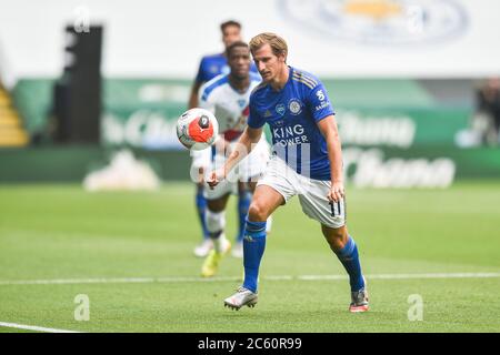 LEICESTER, ANGLETERRE - JUILLET 04 : Marc Albrighton de Leicester City contrôle le ballon lors du match de la Premier League entre Leicester City et Crystal Palace au King Power Stadium le 4 juillet 2020 à Leicester, Royaume-Uni. Les stades de football de toute l'Europe restent vides en raison de la pandémie du coronavirus, car les lois gouvernementales interdisant aux fans de prendre leurs distances à l'intérieur des lieux, ce qui entraîne le jeu de tous les présentoirs derrière des portes fermées. (Photo par MB Media) Banque D'Images