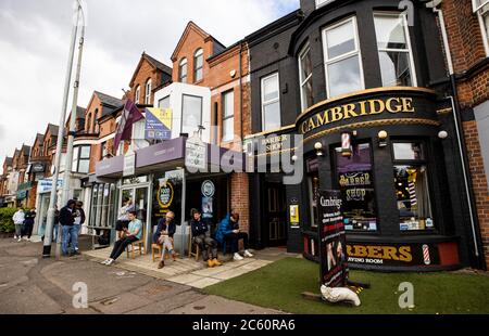 Les clients font la queue devant Cambridge Barbershop sur Lisburn Road de Belfast, qui a ouvert ses portes à 00 h 01, alors que les coiffeurs et salons de beauté rouvrent en Irlande du Nord, une des dernières mesures visant à atténuer les restrictions liées aux coronavirus. Banque D'Images