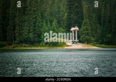 Lac Sinevir dans les Carpathian Mountains Banque D'Images