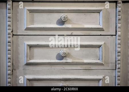 ancien coffre blanc de tiroirs vu de l'avant Banque D'Images