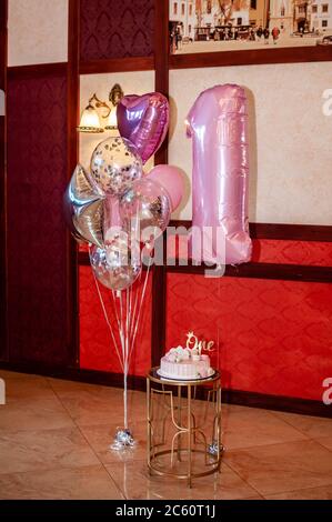 Gâteau sur le support. Bulles. Célébration d'un enfant de plus d'un an Banque D'Images