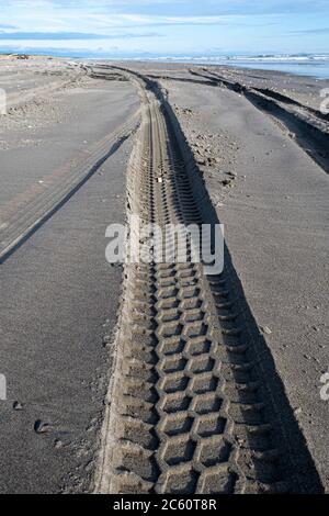 Pistes de pneus sur une plage de sable à Tangimoana, Manawatu, Île du Nord, Nouvelle-Zélande Banque D'Images