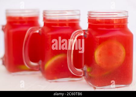 Une limonade maison rafraîchissante à partir de pastèque et de citron dans des tasses en verre sur un fond clair. Vitamines pour la santé. Banque D'Images