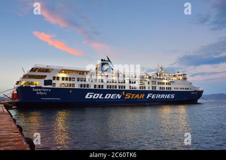 Rafina, Grèce - 19 septembre 2016 : vue sur le port de Rafina et les ferries Golden Star au coucher du soleil, un à partir d'un grand petit port d'Attica Banque D'Images