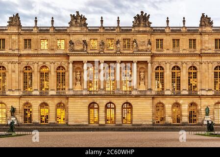 Lumière dorée sur le château de Versailles au coucher du soleil à Paris, France Banque D'Images