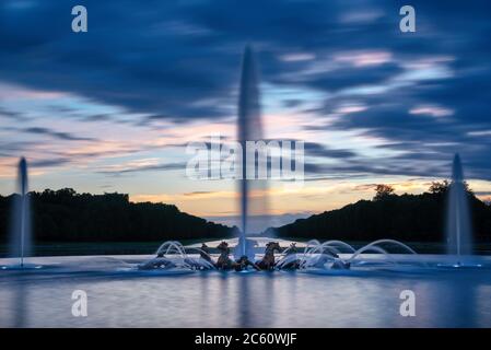 Fontaine d'Apollon au crépuscule dans les jardins du château de Versailles près de Paris France Banque D'Images