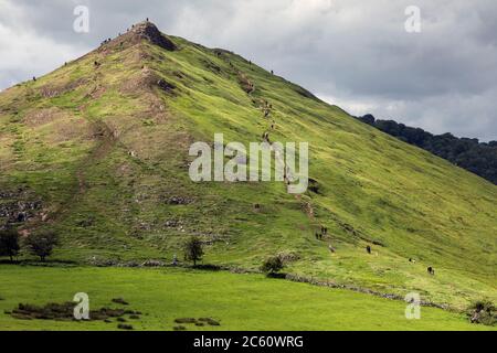 Foules de touristes grimpant Thorpe Cloud, Dovedale, parc national de Peak District, Derbyshire Banque D'Images