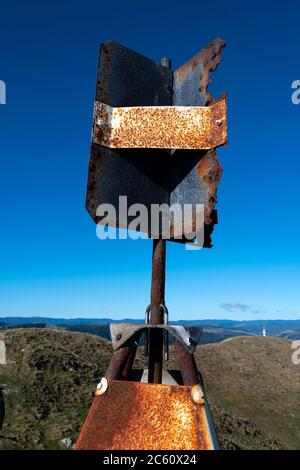 Tung Station, marqueur de relevé sur le sommet de la colline, 'Diggins' près de Pukerua Bay, Porirua, Wellington, Île du Nord, Nouvelle-Zélande Banque D'Images