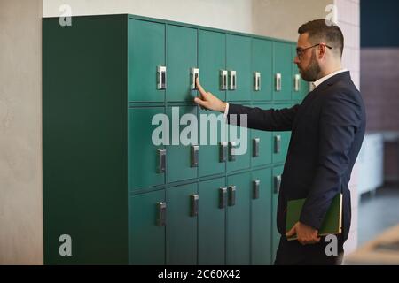 Portrait d'un homme d'affaires à barbe mature ouvrant un casier dans un bureau ou un collègue, espace de copie Banque D'Images