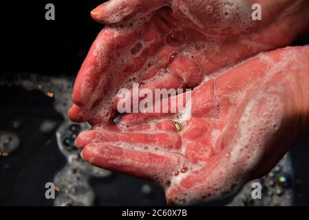 FRSM, masque porté par un employé du NHS, également une série de photos vous montrant la bonne façon de vous laver les mains dans la lutte contre le coronavirus, Covid-19 Banque D'Images