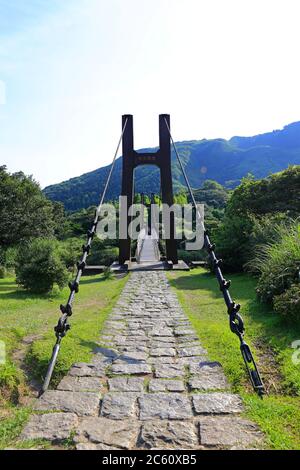 Pont suspendu de Jingshan près du Grassland de Qingtiangang, Yangmingshan, Taïwan Banque D'Images