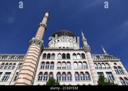 DRESDEN, ALLEMAGNE - 10 MAI 2018: Yenidze construit une ancienne usine de cigarettes à Dresde, Allemagne. L'ancien bâtiment industriel de style oriental était conve Banque D'Images