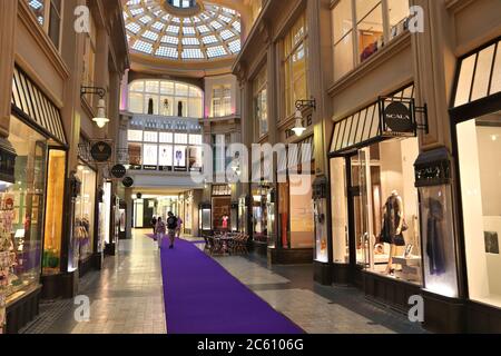 LEIPZIG, ALLEMAGNE - le 9 mai 2018 : personnes visitent Madler vieux passage arcade commerçante de Leipzig. L'arcade a été construit il y a plus de 100 ans et est le résultat d Banque D'Images