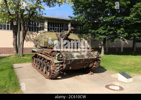 DRESDE, ALLEMAGNE - 10 MAI 2018 : exposition extérieure devant le musée d'histoire militaire de la Bundeswehr à Dresde, Allemagne. M52 auto-propulsé blindé léger Banque D'Images