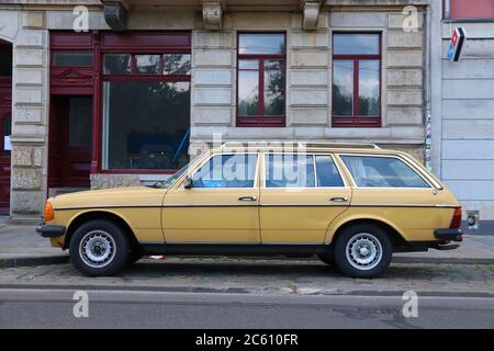 DRESDEN, ALLEMAGNE - 10 MAI 2018: Jaune classique oldtimer Mercedes-Benz voiture garée en Allemagne. Il y avait 45,8 millions de voitures immatriculées en Allemagne (comme o Banque D'Images