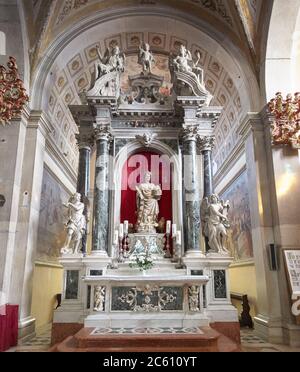 Rovinj, Croatie - 30 août 2007 : intérieur de l'église de Saint Euphemia, qui s'élève au centre de la vieille ville de Rovinj et est visible et se trouve à l'intérieur Banque D'Images