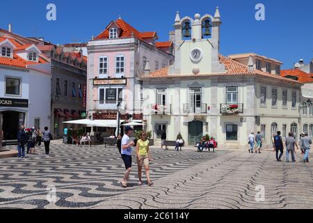 CASCAIS, PORTUGAL - Mai 21, 2018 : les touristes visitent le centre-ville de Cascais. Le Portugal avait 12,7 millions de visiteurs étrangers en 2017. Banque D'Images