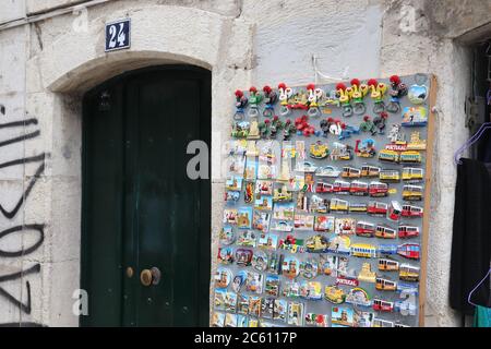 LISBONNE, PORTUGAL - 4 JUIN 2018 : aimants souvenirs dans une boutique de cadeaux à Lisbonne. Lisbonne est la 11e zone urbaine la plus peuplée de l'UE (2.8 millions d'habitants) Banque D'Images