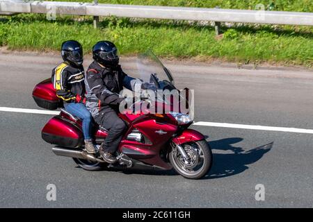 Red Honda Goldwing ; motard ; transport à deux roues, motos, véhicule, routes, motos, motards motorisés, motocyclistes motorisés à Chorley, Royaume-Uni Banque D'Images