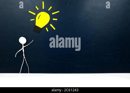 Figurine Human Stick avec ampoule jaune et espace de copie. Nouvelle idée d'entreprise et concept d'innovation brillant. Banque D'Images