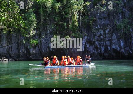 PUERTO PRINCESA, PHILIPPINES - le 29 novembre 2017 : le trajet des bateaux pour la rivière souterraine de Puerto Princesa, Philippines. Puerto Princesa Subterra Banque D'Images