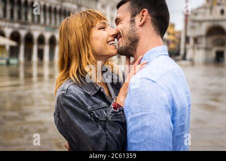 Beau couple de jeunes s'amuser tout en visitant Venise - touristes voyageant en Italie et de visiter les monuments les plus pertinents de Venise - concept Banque D'Images