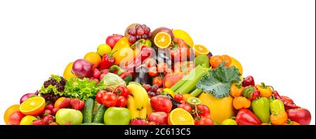 Légumes et fruits frais colorés en pyramide isolés sur fond blanc Banque D'Images