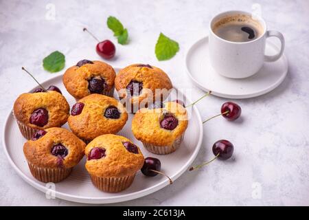 Muffins faits maison avec cerise sur fond clair. Banque D'Images