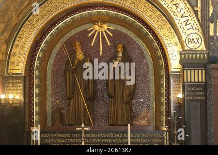 Cassino, Italie - 5 juillet 2020 : la chapelle centrale avec les statues de San Benedetto et Santa Scolastica dans la basilique de Montecassino Banque D'Images