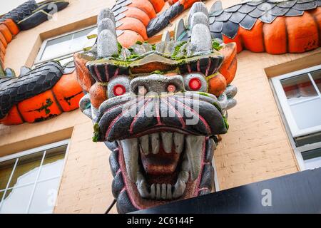 Dragon chinois décoré sur le mur d'un bâtiment au marché Camden à Londres Banque D'Images