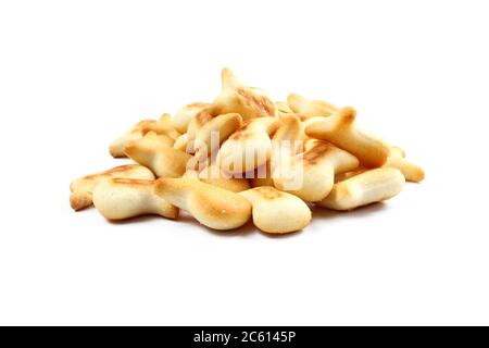 Pile de craquelins salés isolés sur fond blanc.En-cas en forme de poisson Banque D'Images