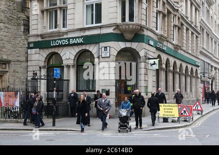 LONDRES, Royaume-Uni - 22 AVRIL 2016 : People Walk à côté de la succursale de la Lloyds Bank à Londres. Lloyds Bank est une société anonyme et est l'une des plus grandes banques de l'U Banque D'Images