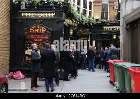 LONDRES, Royaume-Uni - 22 AVRIL 2012 : les gens visitent le pub Ship à Londres. C'est un pub typique de Londres. Il y a plus de 7,000 pubs à Londres. Banque D'Images