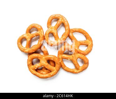 Pile de bretzels isolés sur fond blanc. En-cas croquants salés Banque D'Images