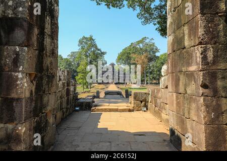 La chaussée menant au temple Bapuon au complexe du temple d'Angkor Thom, Siem Reap, Cambodge, Asie Banque D'Images